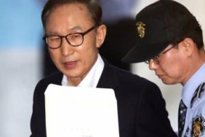 [서울포토] MB, 양복 차림에 서류봉투 들고 첫 법정 출석