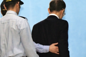 [서울포토] 부축 받으며 법정 향하는 이명박 전 대통령
