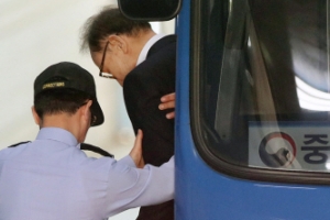[서울포토] 부축 받으며 호송차에서 내리는 MB