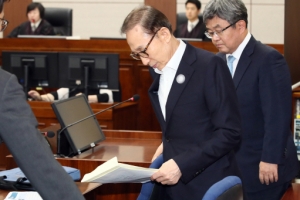 [서울포토] ‘뇌물·횡령 혐의’ 첫 재판에 출석한 MB