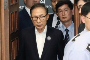 [서울포토] 법정으로 들어서는 이명박 전 대통령