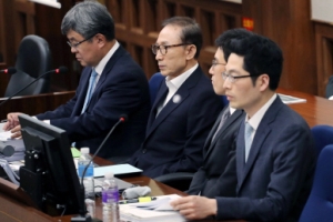 [서울포토] 첫 재판 시작 기다리는 이명박 전 대통령