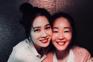 ‘예쁜 누나’ 손예진, 엄지원 촬영장 방문 인증 “내사랑 고마워”