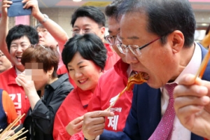 [포토] 제천시장 방문, 음식 맛보는 홍준표