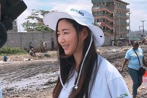 ‘추락 사고’  김사랑 근황, SNS에 아프리카 케냐 봉사활동 모습 공개
