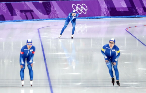 평창올림픽 여자 팀추월에서 결승선을 통과한 김보름과 박지우 뒤로 노선영이 10m 이상 뒤처진 채 막판 스퍼트를 하고 있다. 연합뉴스