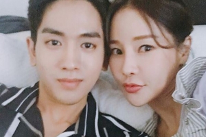 미나♥류필립, 얼굴 맞댄 다정한 모습 포착 ‘환한 미소’