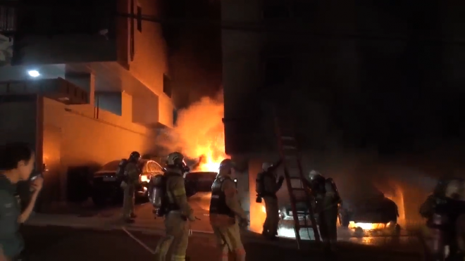 24일 새벽, 서울 서초구 방배동의 한 빌라에서 발생한 화재를 진압하는 소방관들. 서울 서초소방서 제공.