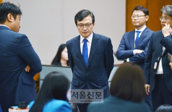 24일 청와대 김의겸 대변인이 개헌안 투표 불성립 관련해 브리핑후 기자들 질문을 받고 있다. 안주영 기자 jya@seoul.co.kr