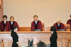 태아 생명권 보호냐, 여성의 자기결정권이냐