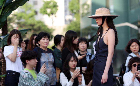 서울로에서 펼쳐진 올여름 바캉스 패션쇼