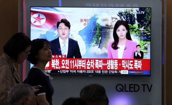 북한이 풍계리 핵실험장 폐기를 진행한 24일 서울역을 찾은 시민들이 역내 설치된 TV 앞에서 관련 뉴스를 보고 있다. AP 연합뉴스