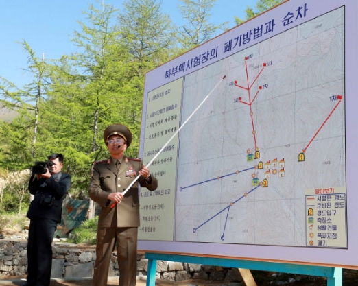 취재진에게 설명하는 북한 관계자