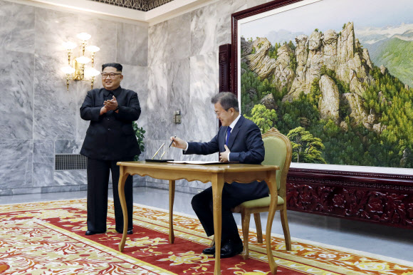 방명록 쓴 문 대통령, 박수치는 김정은 국무위원장