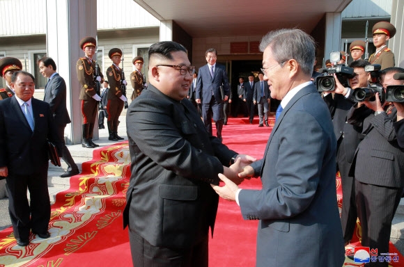 한달만에 다시 만난 남북 정상