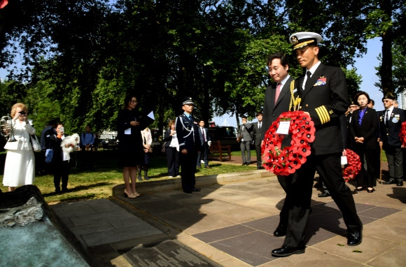 런던 한국전 참전기념비 헌화하는 이낙연 총리