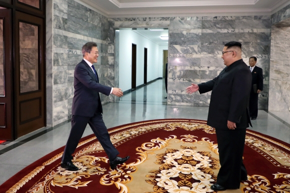 문재인 대통령과 김정은 국무위원장이 26일 판문점 북측 판문각에서 만나고 있다. 청와대 제공