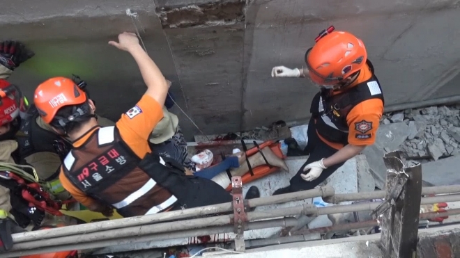 26일 오전 8시 57분쯤 서울 구로구 구로동 한 다세대 주택 철거 현장에서 남성 인부 3명이 추락해 중경상을 입었다. 구로소방서 제공.