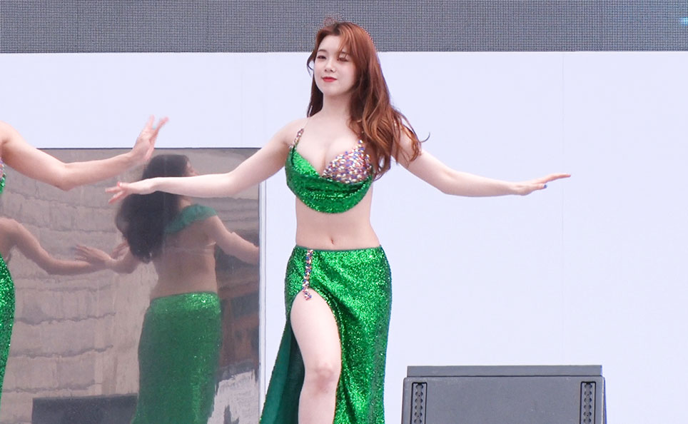 JSJ벨리 소속 벨리댄서 임성미가 27일 ‘2018 문화가 흐르는 서울광장’ 무대에 올라 벨리댄스를 선보이고 있다.
