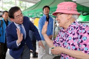 [포토] ‘눈맞춤 인사’ 박원순 더불어민주당 서울시장 후보