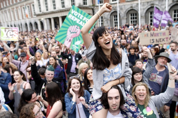 26일(현지시간) 낙태 허용을 위한 헌법 개정 여부를 놓고 전날 실시된 아일랜드 국민투표 결과 찬성표 66.4%로 낙태 금지를 규정한 헌법 조항의 폐지가 결정되자 시민들이 더블린 거리에 모여 환호하고 있다.  더블린 AP 연합뉴스