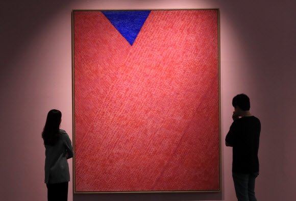 한국 미술 가운데 최고가인 85억원으로 낙찰된 김환기의 1972년 작품인 붉은색 전면점화 ‘3-II-72 #220’. 김환기는 당시 뉴욕에 거주하면서 이 작품을 그렸고, 그가 남긴 일기에는 ‘진종일 비. 100×80 시작. ＃220 Rose Matar’라고 기록돼 있다. ‘Rose Matar’는 로즈매더 색의 유화 물감이다. 이 작품 뒤쪽에는 ‘3-II-72 #220’과 ‘whanki New york’이라는 글귀가 씌어 있다.  연합뉴스