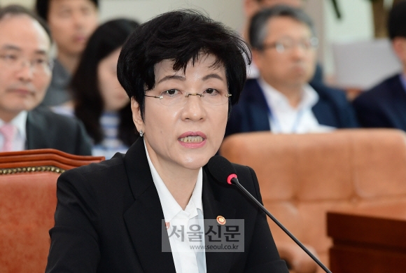김영주 노동부장관이 28일 국회에서 열린 법사위 전체회의에 출석, 의원들의 질문에 대한 답변을 하고 있다. 이종원 선임기자 jongwon@seoul.co.kr