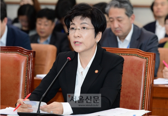 김영주 노동부장관이 28일 국회에서 열린 법사위 전체회의에 출석, 의원들의 질문에 대한 답변을 하고 있다. 이종원 선임기자 jongwon@seoul.co.kr