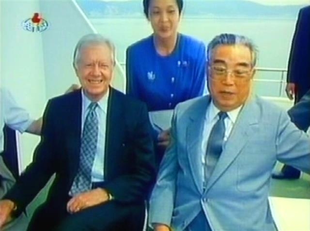 1차 북핵 위기로 전쟁 위기가 고조되던 1994년 6월 평양을 방문한 지미 카터(왼쪽) 전 미국 대통령이 김일성 북한 주석과 배 위에서 대화를 나누고 있다. 당시 이 역사적인 만남을 주선한 사람이 박한식 미 조지아대 명예교수다. 연합뉴스