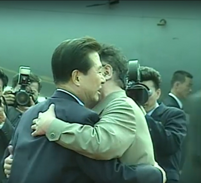 고 김대중 전 대통령과 김정일 전 북한 국방위원장의 포옹