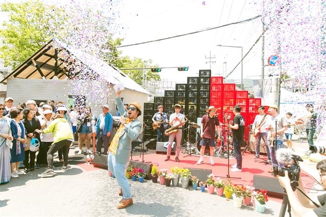 지난해 5월 열린 서울 성북구의 대표적인 축제인 세계음식축제 ‘누리마실’ 모습. 누리마실을 성공적으로 이끈 성북구의 민관협치 거버넌스 ‘공유 성북원탁회의’가 오는 10월 세계지방정부연합의 국제문화상을 받게 됐다.  성북구 제공