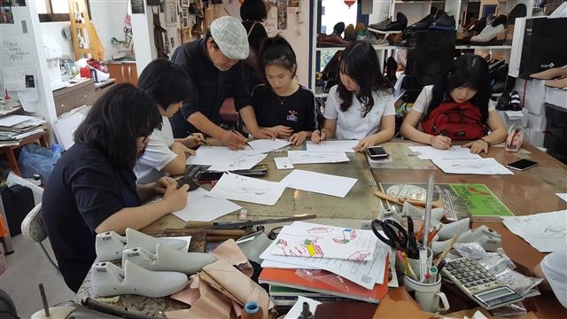 ‘기업현장체험’에 참여한 학생들이 서울 성동구 성수동 수제화공방에서 수제화 장인으로부터 수제화를 만드는 과정에 대해 설명을 듣고 있다.  성동구 제공