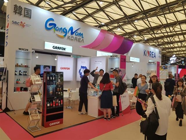 중국 상하이 미용박람회에서 강남구가 지원한 기업들의 부스에 사람들이 몰려들고 있다. 강남구 제공