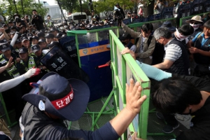 [포토] ‘무너진 질서유지선’…최저임금 개악저지 민주노총 수도권 총파업대회