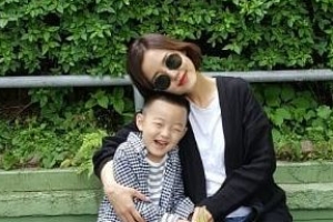 이하정 아들, 귀요미 눈웃음 공개 ‘누구 닮았나 봤더니..’