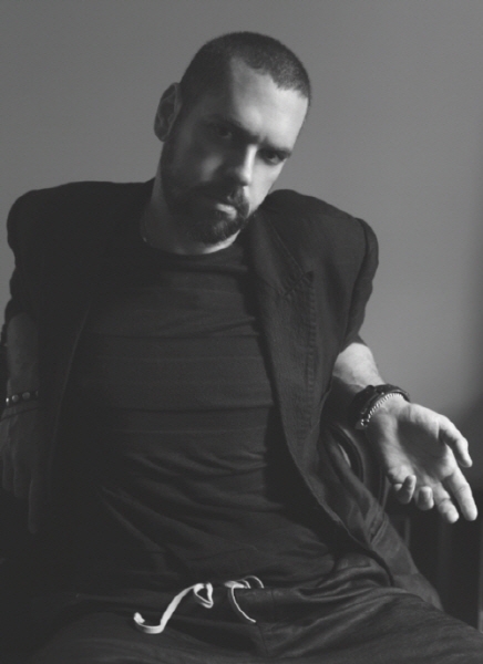 메트로시티가 오는 6월 7일 강남구 역삼동 더라움에서 세계적인 스타일리스트 ‘헥터 카스트로(Hactor Castro)’와 협업한 패션쇼를 진행한다고 밝혔다.