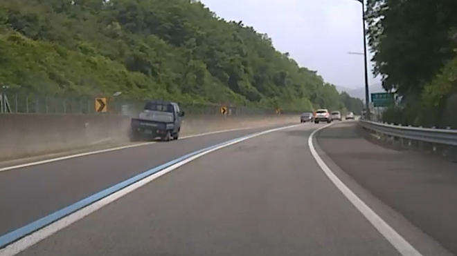 아슬아슬하게 주행하는 1톤 트럭. 창원소방본부 제공.