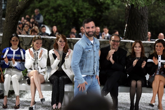 배우 레아 세이두(왼쪽 두 번째), 배우 엠마 스톤(세 번째), 배우 이자벨 위페르(오른쪽 두 번째)가 28일(현지시간) 프랑스 생폴드방스에서 열린 루이뷔통 크루즈 2019 컬렉션 패션쇼를 지켜보고 있다. AFP 연합뉴스