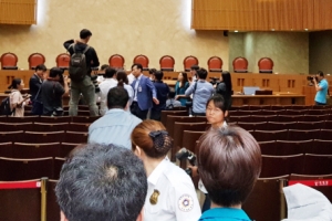 “친구 살려내라” 분노한 KTX 해고 승무원, 대법정 점거시위