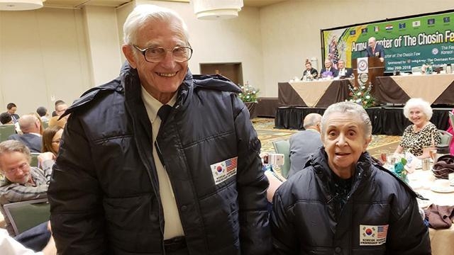 지난 27일(현지시간) 미국 미주리주 스프링필드시에서 열린 제31회 ‘장진호 전투 생존자 모임’ 기념 행사에 참석한 그랜트 맥밀린(왼쪽·85)과 그의 아내.  미국 중서부한인회연합회 제공