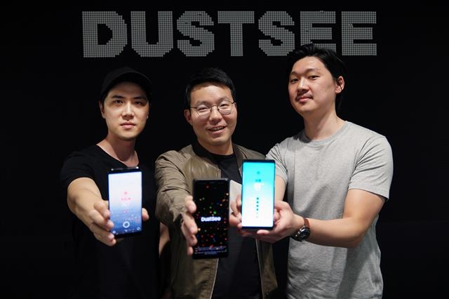 증강현실(AR) 기술로 미세먼지의 위험성을 알리는 ‘더스트씨’ 앱을 만든 제일기획 유진우(왼쪽)·이재혁(가운데)·최영선 프로가 29일 서울 용산구에 있는 본사에서 앱을 켠 스마트폰을 들어 보이고 있다. 제일기획 제공