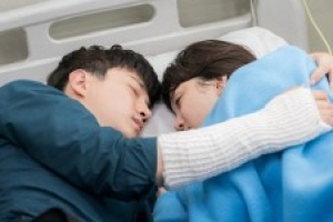 ‘기름진 멜로’ 이준호 품에 안긴 정려원 “안아줘서 고마웠어요♥”