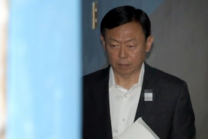 신동빈 “朴에 면세점 재취득 도와달라 말하지 않았다”…항소심 첫 재판서 적극 부인