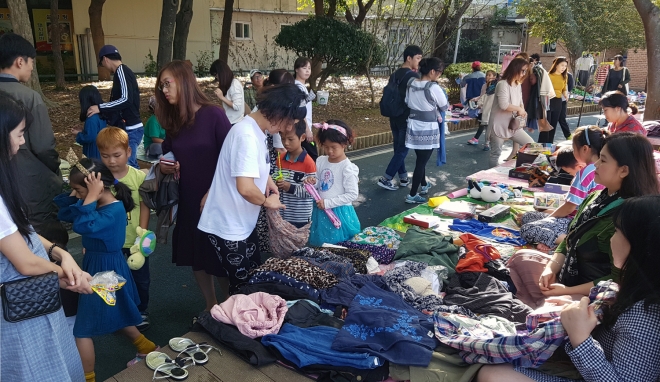 여수시민들이 거북선공원에서 열린 벼룩시장에서 진열된 물건을 구경하고 있다. 사진은 지난달 행사 모습.