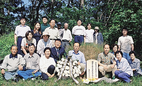 2001년 5월 27일 6·25 전사 인천 학생 김우종 유골 이장을 기념하며