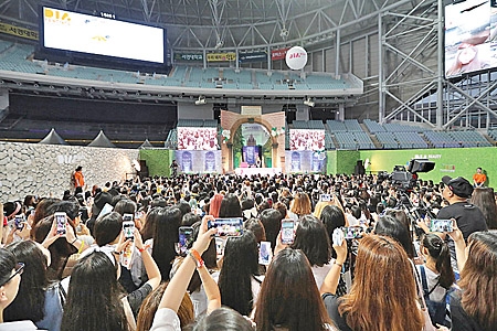 지난해 서울 고척스카이돔에서 열린 ‘제2회 다이아 페스티벌’에서 뷰티 크리에이터 무대에 열광하는 팬들.