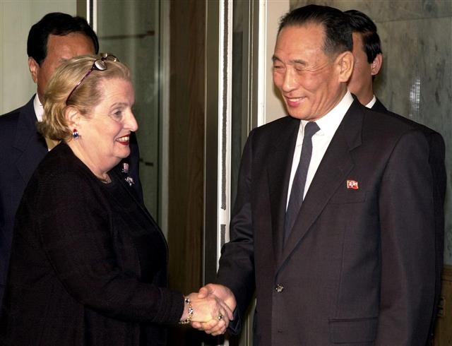 2000년 10월 매들린 올브라이트(왼쪽) 당시 미국 국무장관이 북한을 방문해 조명록 국방위원회 부위원장과 밝은 미소로 악수를 하고 있다. AFP 연합뉴스
