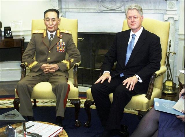 김 위원장의 특사 자격으로 2000년 10월 미국을 방문한 조 부위원장이 빌 클린턴 당시 미국 대통령과 백악관에서 북·미 관계 개선을 위한 회담에 앞서 포즈를 취하고 있다. AFP 연합뉴스