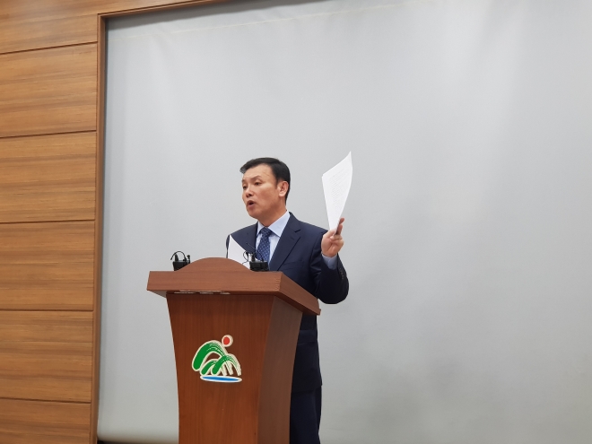 바른미래당 충북도당 선거대책위원회 안창현 대변인이 30일 충북도청에서 충북지사 선거에 출마한 자유한국당 박경국 후보측이 후보자 매수를 시도한 증거라며 문건을 공개하고 있다.