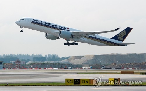 싱가포르 창이 국공항을 이륙하는 싱가포르 항공 A35-900 항공기 [로이터=연합뉴스]